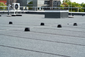 Flat roof with bitumen membrane waterproofing