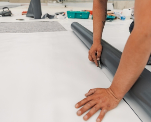 Worker specialized in mounting PVC membranes TPO