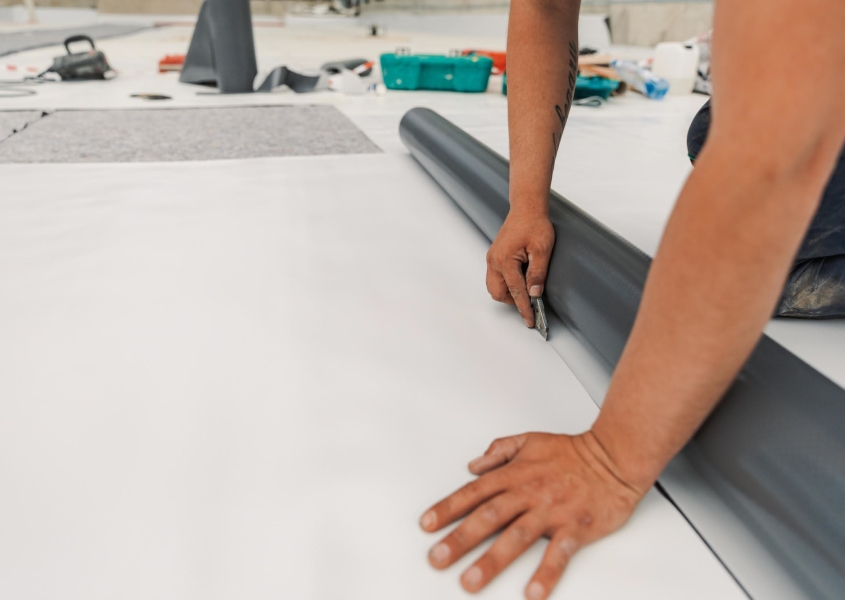 Worker specialized in mounting PVC membranes TPO