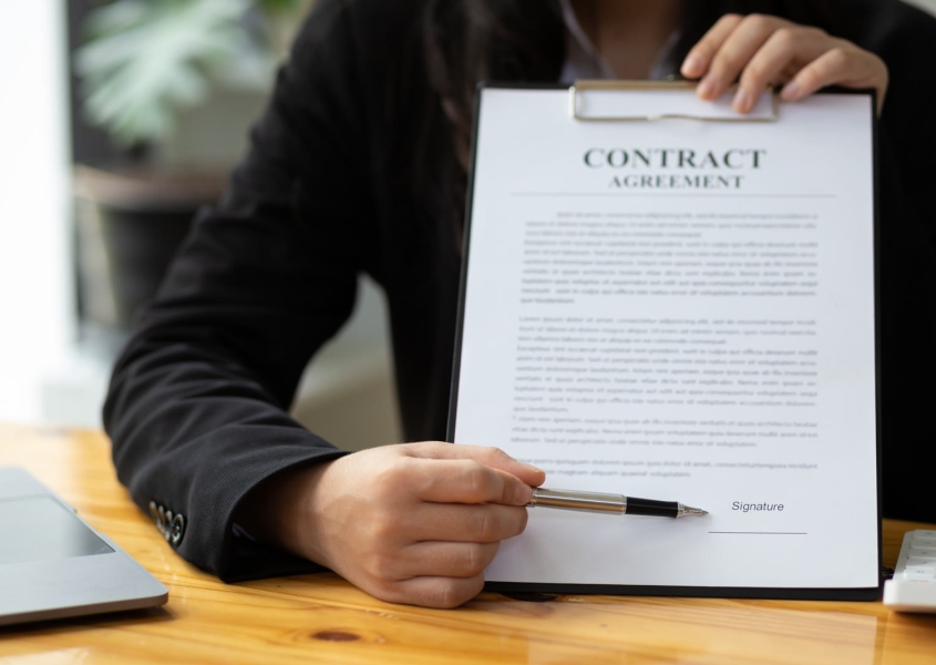 Signing a roofing contract