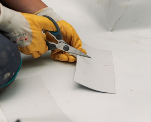 Worker specialized in repairing PVC membranes