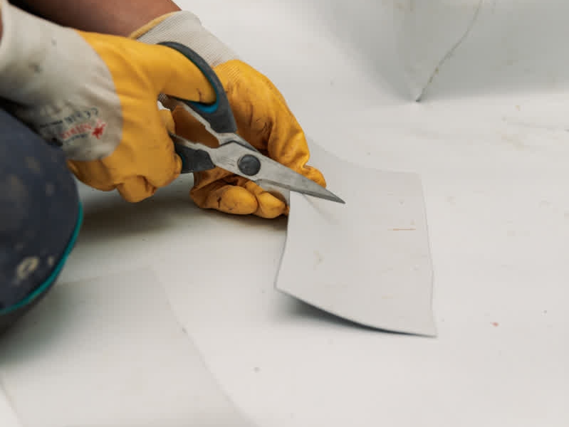 Worker specialized in repairing PVC membranes